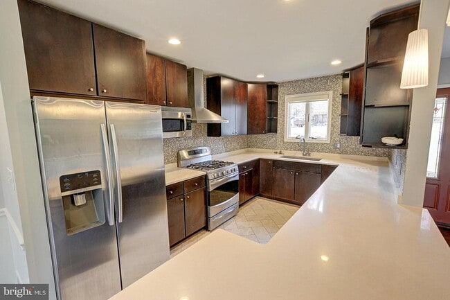 Foto del edificio - 8725 Susanna Ln