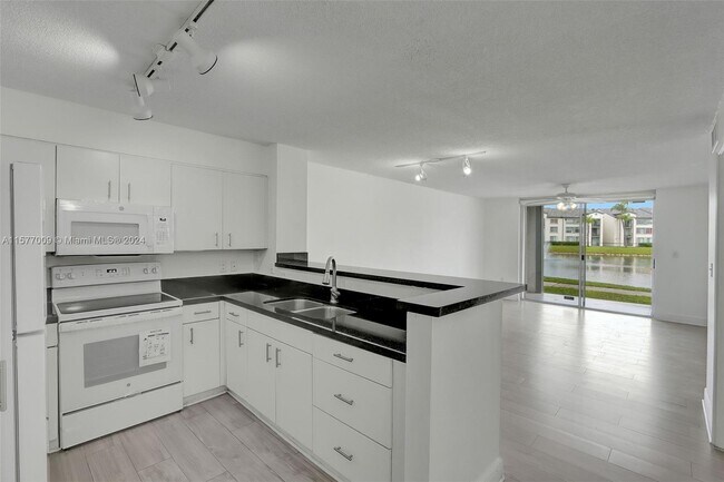 Foto del edificio - 4350 NW 107th Ave