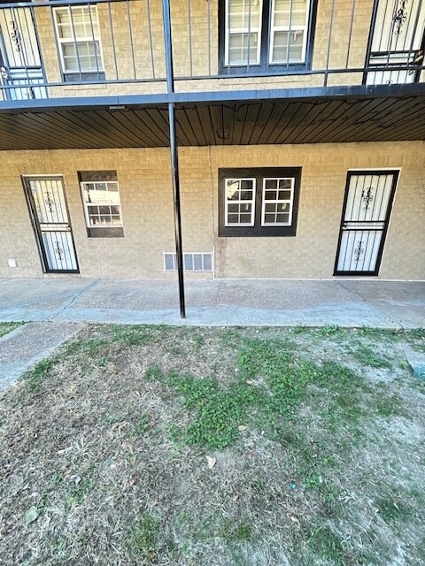 Building Photo - 325 Greenlaw Ave