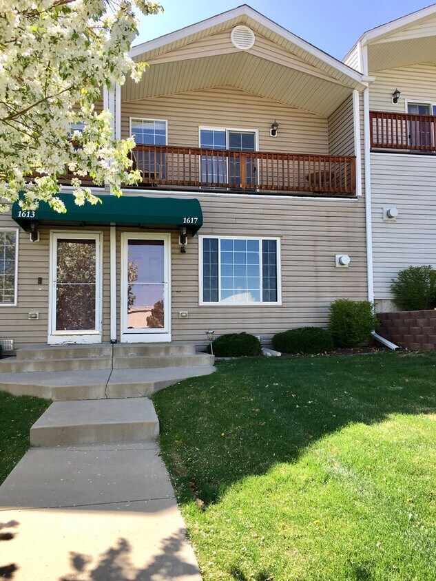 Primary Photo - Beautiful Townhome in Lakewood
