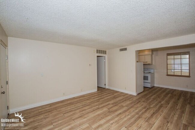 Foto del edificio - Cozy 1Bdm 1Ba Apartment with Pool Access in Central Las Vegas