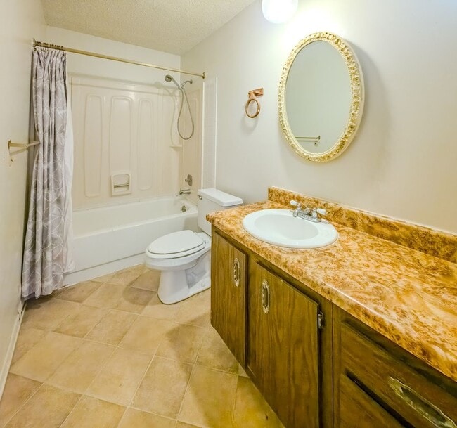 Building Photo - West Knoxville 37919 - 1 Bedroom Apartment in West Knoxville! Available Now! 1 Bedroom, 1 Bath. -...