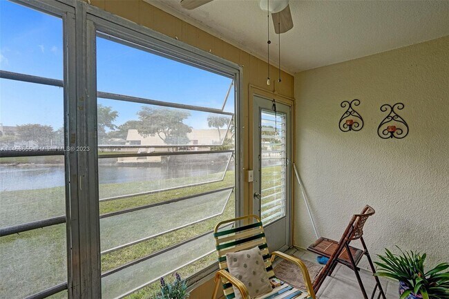 Foto del edificio - 8100 Sunrise Lakes Blvd