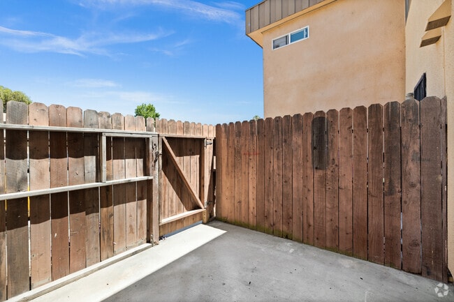 1BR, 1BA - 621SF - Patio - Reseda Village Green