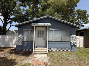 Building Photo - 1131 Queen St N