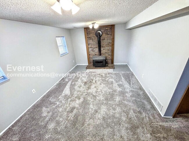 Building Photo - 4 Bed/2 Bath Home with Fenced Yard & Garage / Available Now!