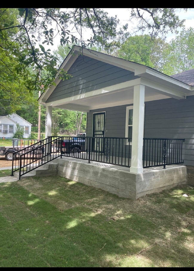 Building Photo - "Spacious 4-Bedroom Gem with 2 Full Baths in Prime Memphis Location!"