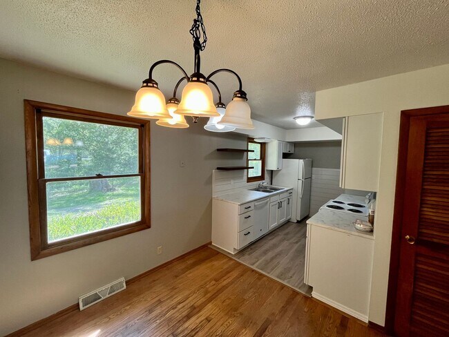 Foto del edificio - 3 Bed | 1.5 Bath | 2 Car garage | House