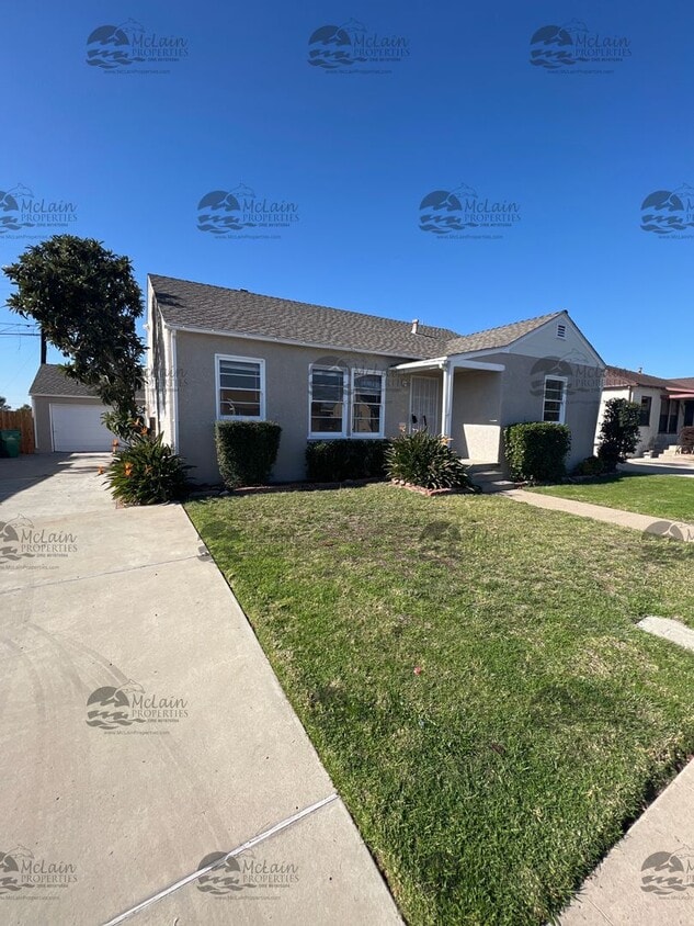 Primary Photo - Single Story 3 BD/1BA Home with 2 Car Garage!