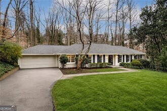 Building Photo - 4601 Club Cir NE