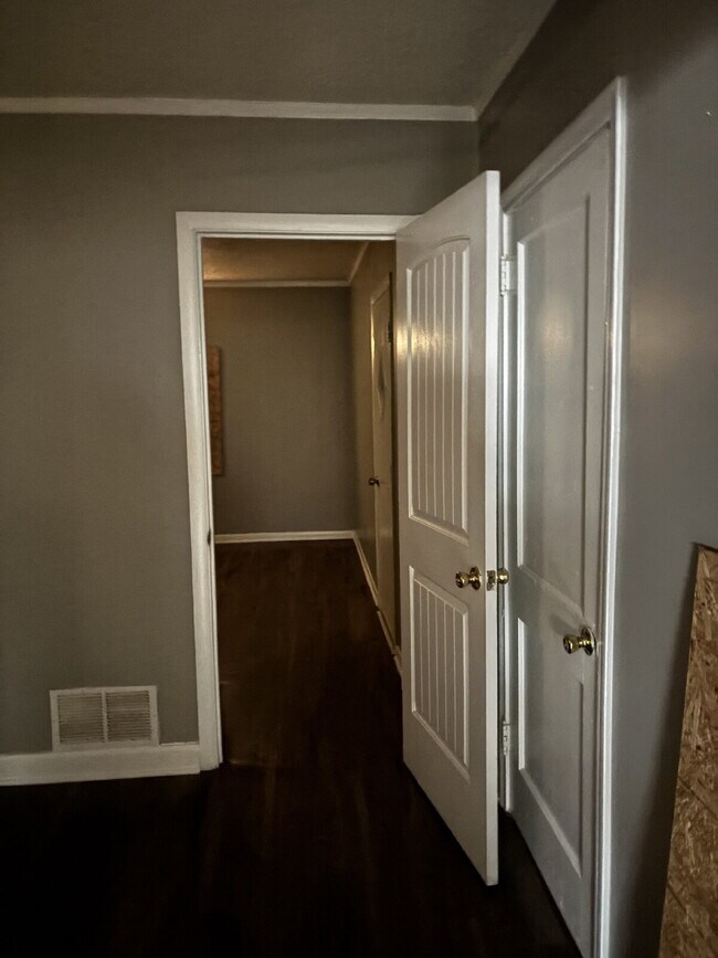 Building Photo - "3-Bedroom Gem on East Frank Avenue"