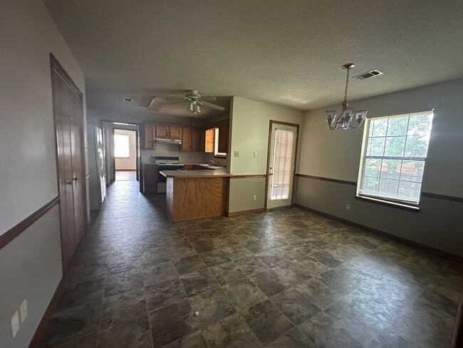 Building Photo - Welcome to this charming 3-bedroom, 2-bath...