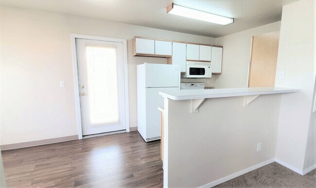 Building Photo - 674 Saratoga Dr