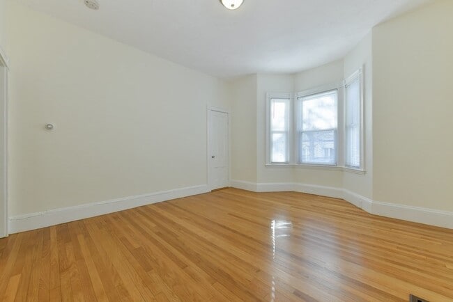 Building Photo - 458 E 7th St