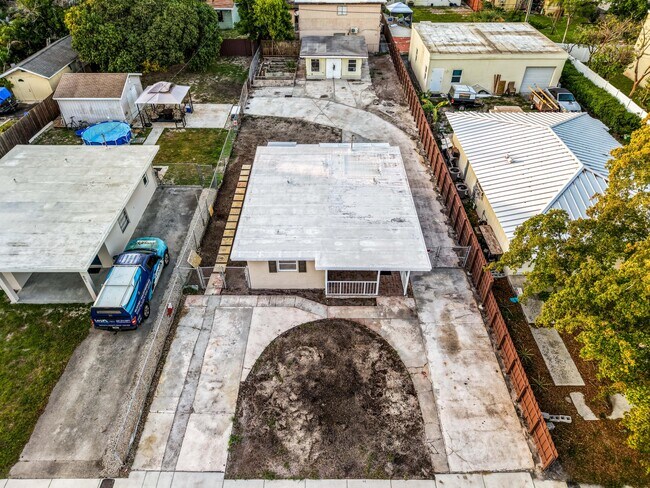 Building Photo - 611 NE 34th St