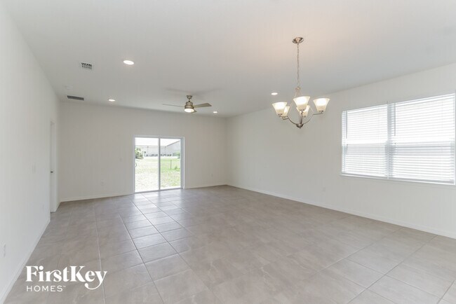 Foto del edificio - 560 Crown Rose Dr