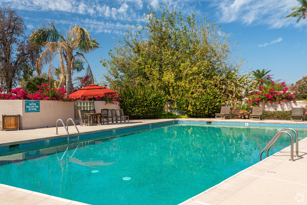 Phoenix Manor Senior Living for Seniors 55+ Apartments at 2636 N 41st Ave Phoenix, AZ