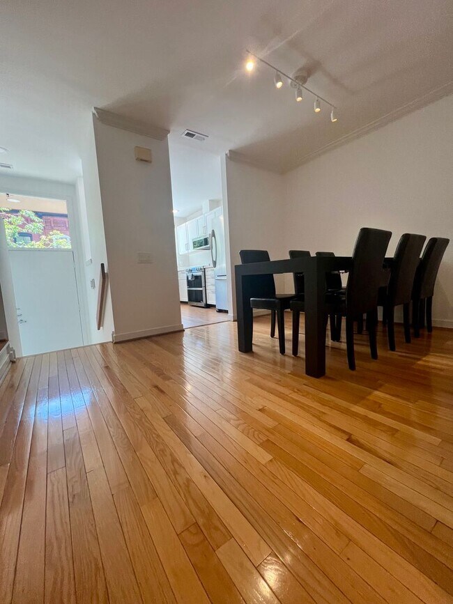 Foto del edificio - Luxurious 3-Bedroom Townhome in Fairmount!...