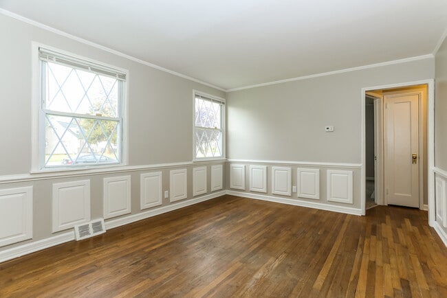 Foto del edificio - 8120 Dundalk Ave
