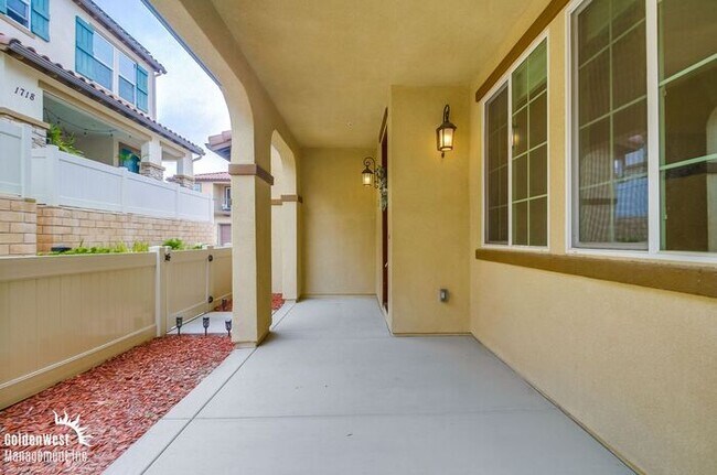 Building Photo - Stunning 3Bdm 2.5Ba Townhome in the Montec...