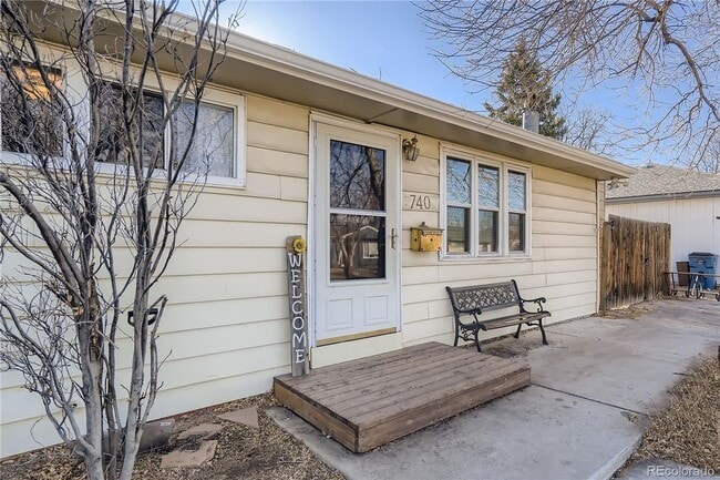 Great Location! Updated Bungalow 2 bed, 1 bath with a bright open floor plan, plenty of natural ... - Great Location!  Updated Bungalow 2 bed, 1 bath with a bright open floor plan, plenty of natural ... House