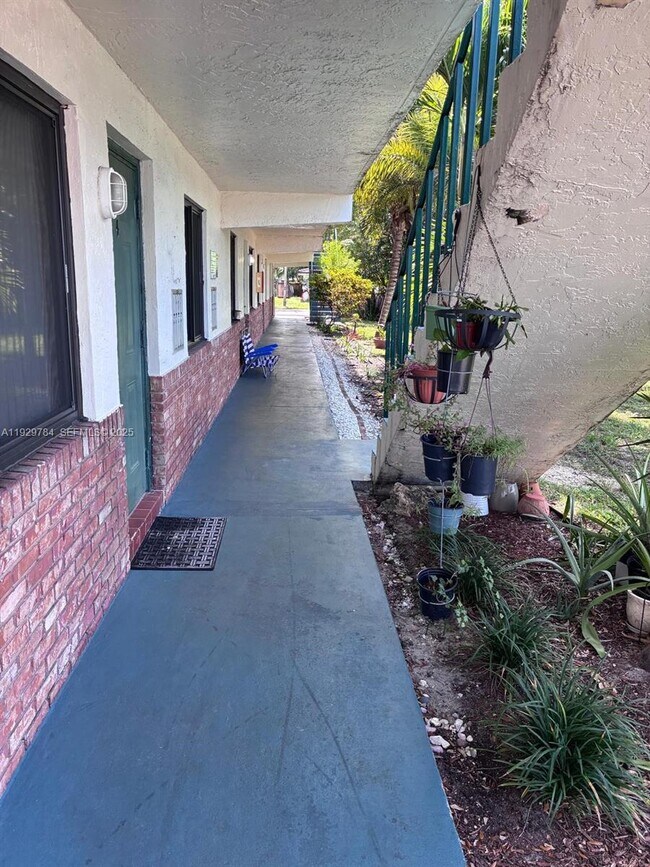 Foto del edificio - 1028 NE 39th Dr