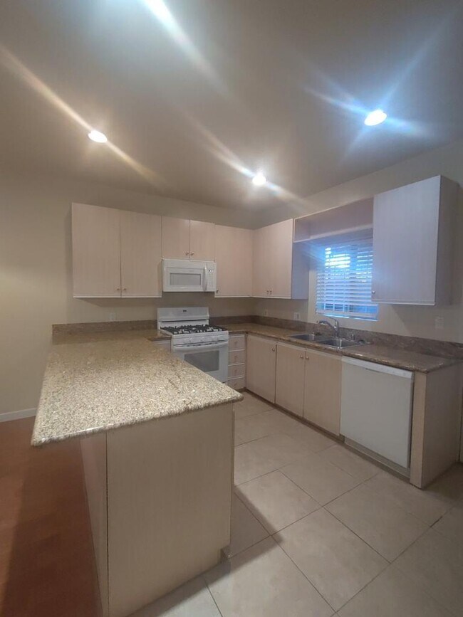 Foto del edificio - 856 W Beach Ave