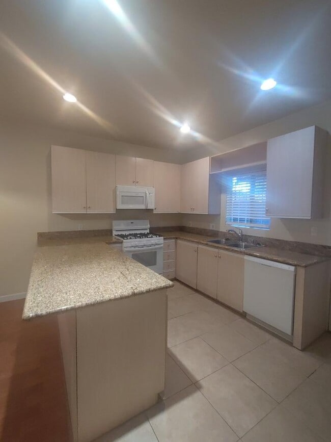 Building Photo - 856 W Beach Ave