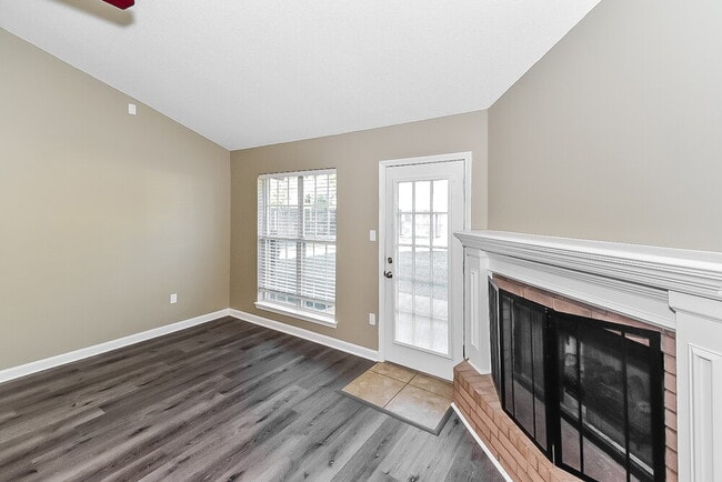 Foto del edificio - 7343 Bridle Ln