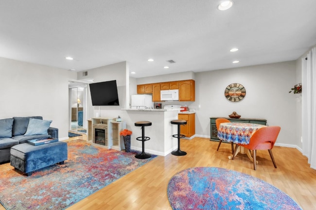 Foto del edificio - 2474 Larkspur Ln