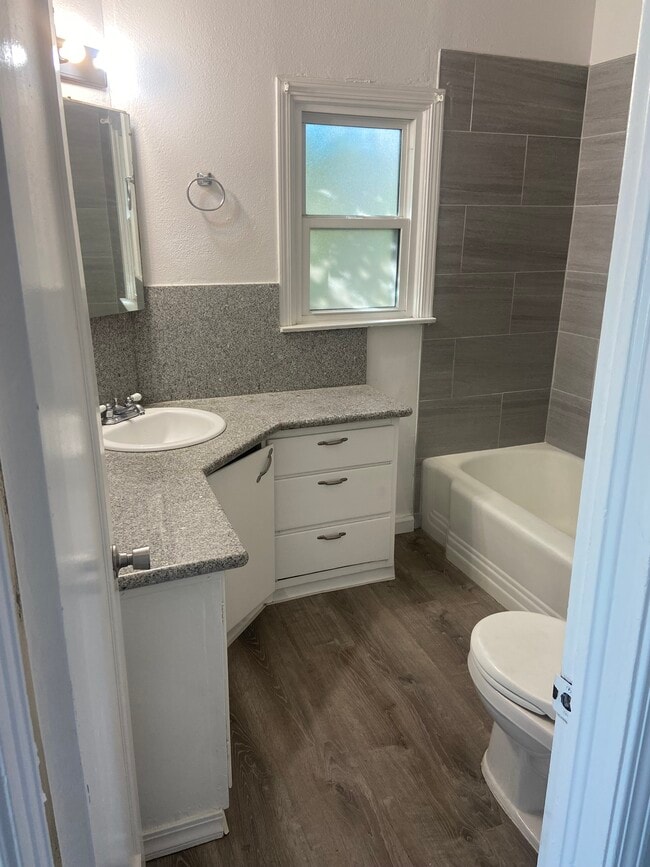 Baño - 4132 Arden Dr N