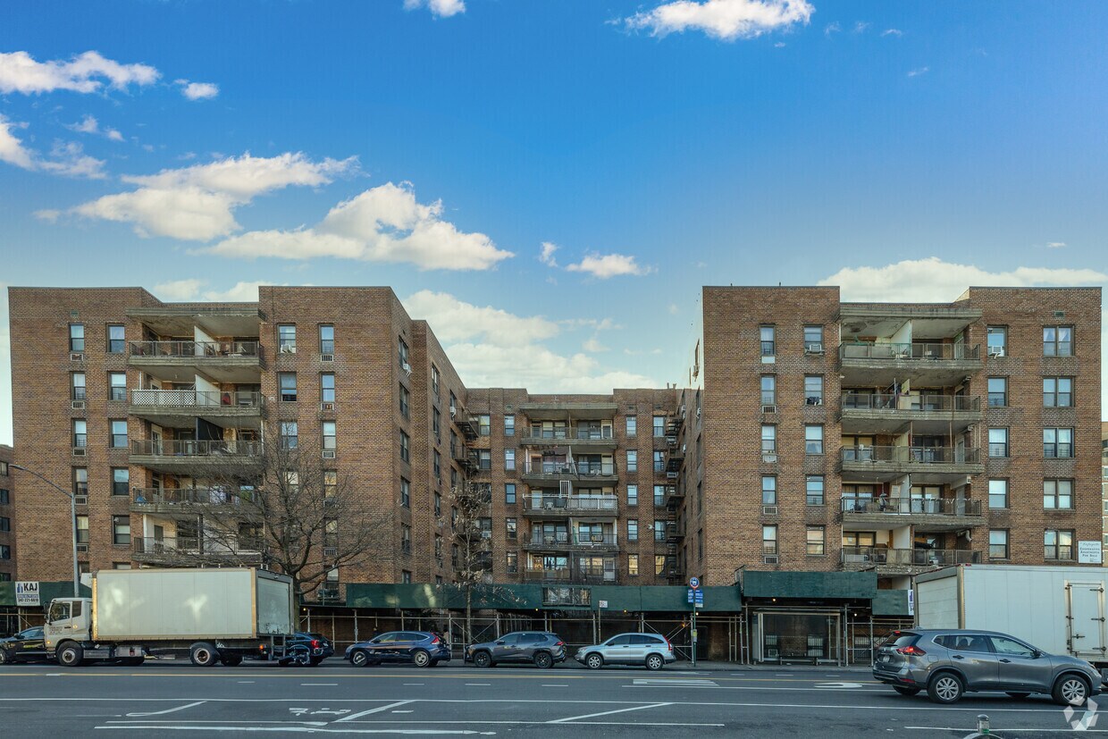 138-70 Ave. de la tercera edad - 13870 Elder Ave