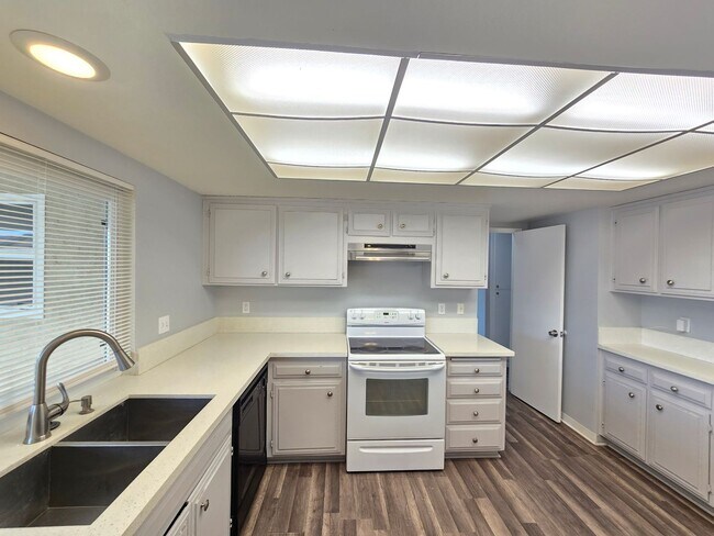 Foto del edificio - For Rent: Spacious 4-Bedroom / 3 Full bathrooms /  Home with Covered Patio & Modern Upgrades