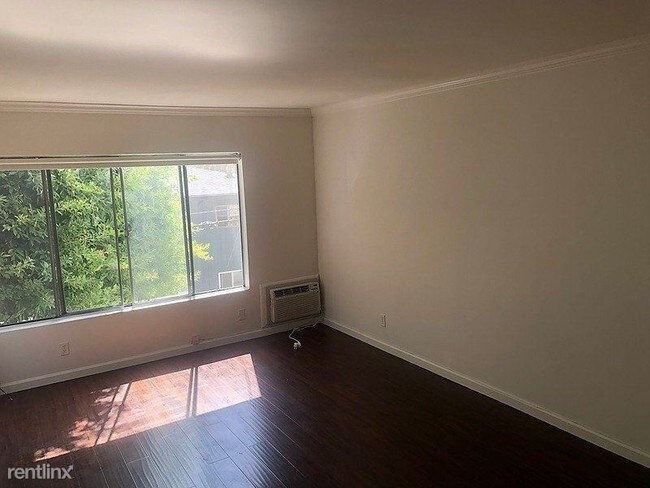 Building Photo - 802 N W Knoll Dr