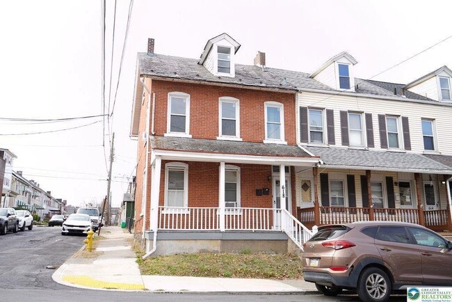 Building Photo - 618 S 5th St