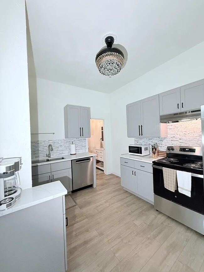 Building Photo - 2512 Sarah St