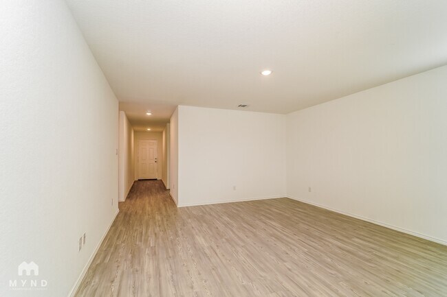 Foto del edificio - 5931 Sunset Song Ln