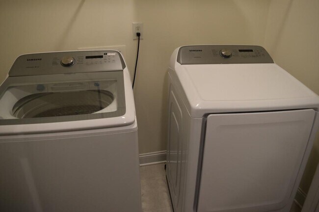 Foto del edificio - 4011 Rothwood Ln