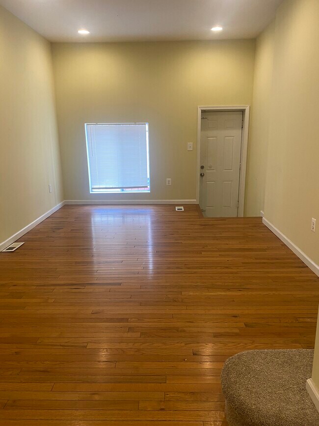 Foto del edificio - 447 N Curley St