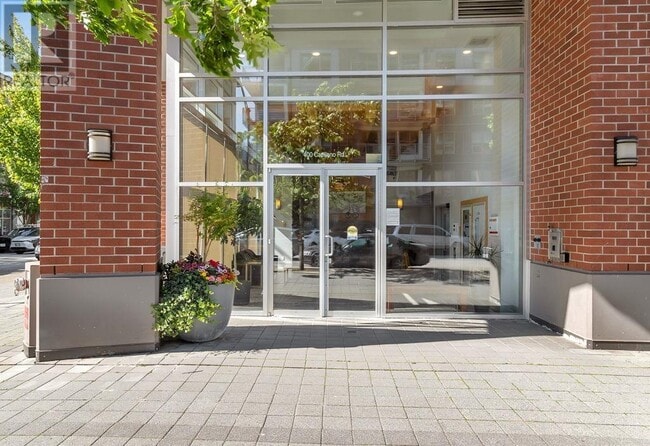 Building Photo - 400-400 Capilano Rd