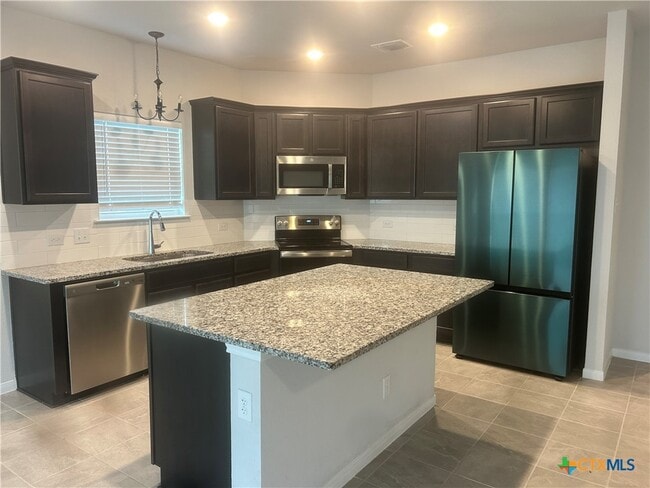 Foto del edificio - 631 Friar Tuck Dr