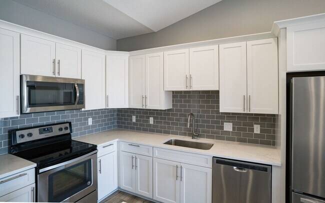 Building Photo - Beautiful 4 Bedroom Home! 3 Car Garage!