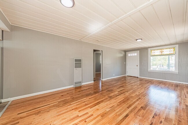 Foto del edificio - Move In Special $250 off August Rent!