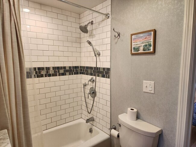 En-suite bathroom - 474 Tremont St
