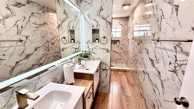 Foto del edificio - 5470 Pine Cir