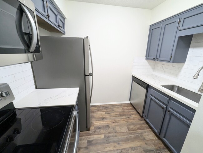 Building Photo - 402 Lee Dr