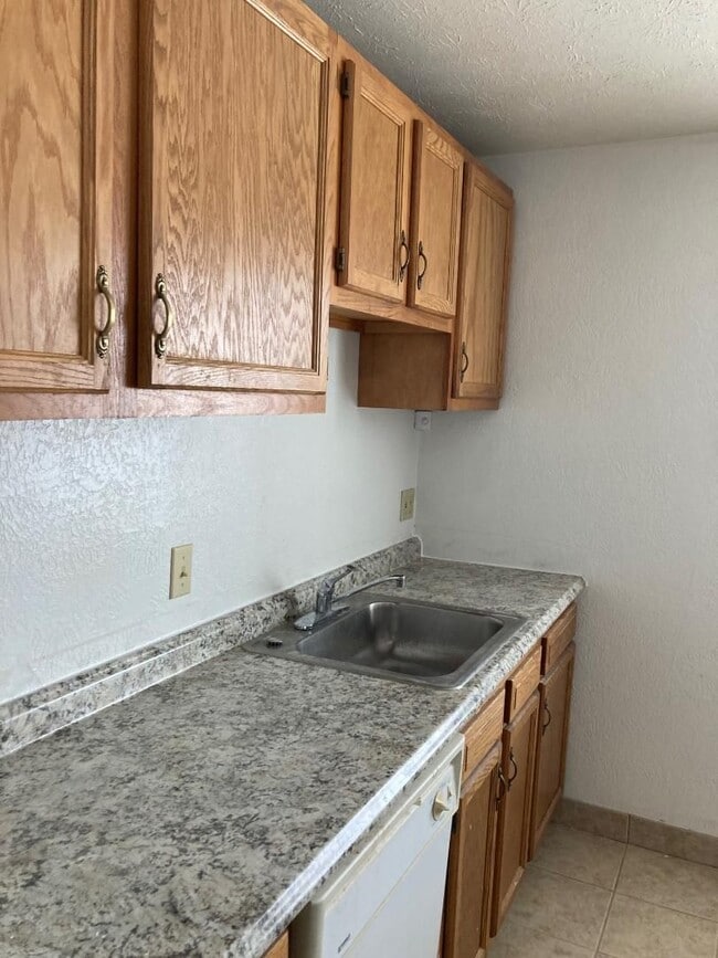 Building Photo - 2 Bedroom Condo for Rent