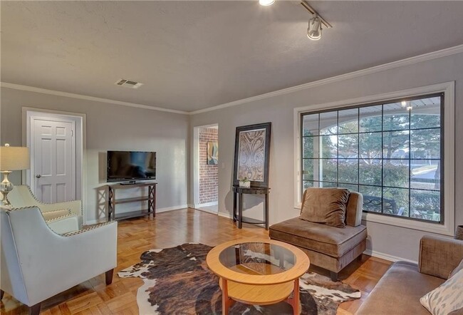 Building Photo - **$500 off the First Months Rent** Renovat...