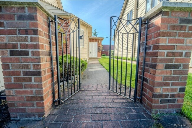 Foto del edificio - 5995 Whitegate Crossing