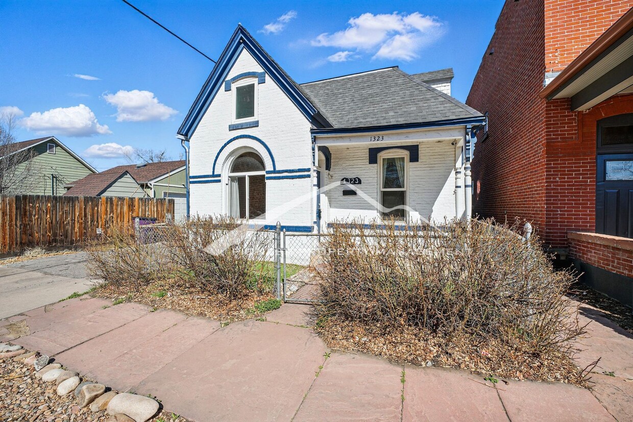 Primary Photo - Charming Home with Washer/Dryer and Centra...